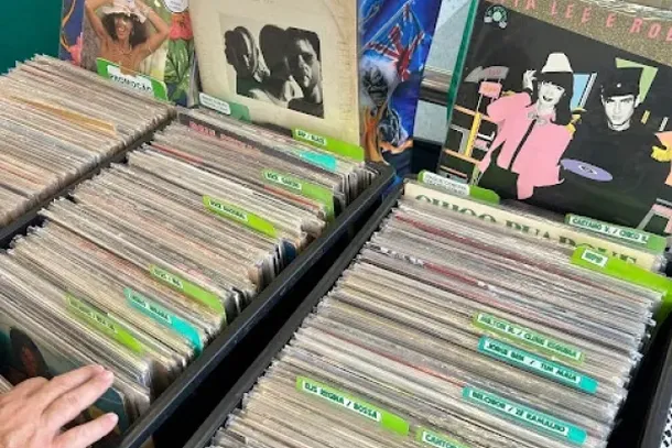 A programa&ccedil;&atilde;o &eacute; uma oportunidade para quem coleciona discos, busca novos t&iacute;tulos ou simplesmente aprecia a experi&ecirc;ncia de ouvir m&uacute;sica em vinil.