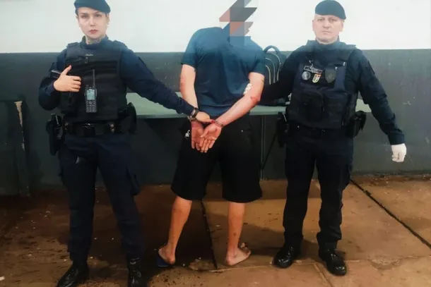 Caso aconteceu na madrugada deste domingo (13), em Maring&aacute;; v&iacute;tima decidiu representar contra o filho.