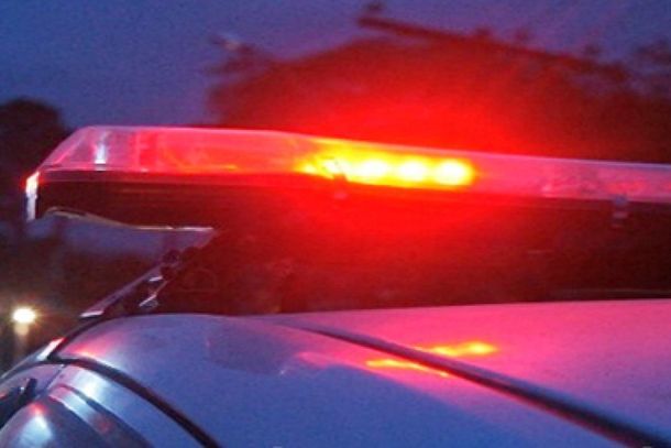 Crime aconteceu na noite desta quinta-feira (24), na Rua Ant&ocirc;nio Jos&eacute; da Silva; suspeito danificou cerca el&eacute;trica e uma porta para entrar no im&oacute;vel.