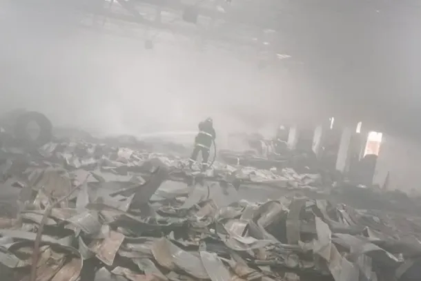 Fogo provocou uma intensa cortina de fuma&ccedil;a e chamou aten&ccedil;&atilde;o pela proximidade com uma escola municipal.