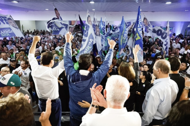 Mais de 2,5 mil pessoas participam do lan&ccedil;amento da campanha do deputado Adriano Jos&eacute;