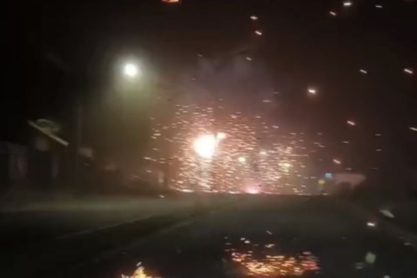 Imagens feitas por Rafael Bonetti Gon&ccedil;alves mostram a for&ccedil;a do vendaval e momentos de explos&otilde;es na rede el&eacute;trica; v&iacute;deo repercutiu nas redes sociais em todo o pa&iacute;s.