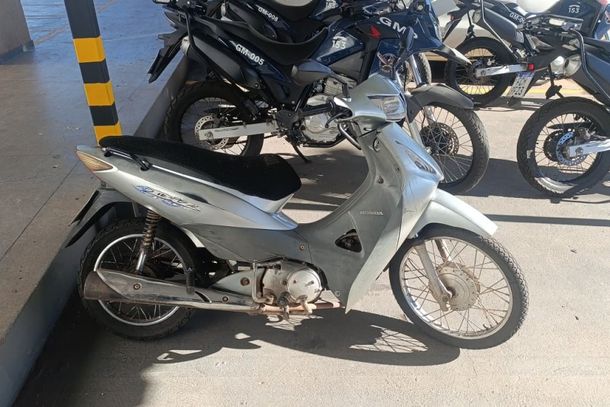 Ve&iacute;culo acumulava 120 multas por avan&ccedil;ar o sinal vermelho e outras cinco pelo uso de celular durante a condu&ccedil;&atilde;o.