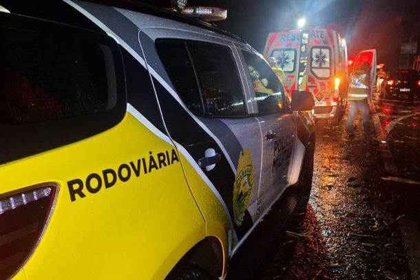  Acidente aconteceu na noite desta segunda-feira (28), durante chuva e fortes ventos, no trecho entre Maring&aacute; e Floresta.