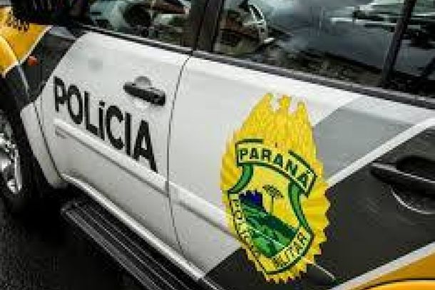 Ainda conforme a PM, o homem tentou agredir os agentes e danificou a viatura policial. Ele foi contido com uma arma de choque e algemado.