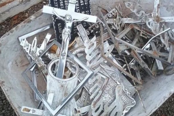 Objetos furtados de t&uacute;mulos s&atilde;o recuperados em cemit&eacute;rio de Japur&aacute;.