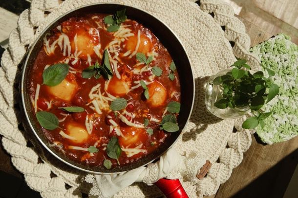 OVOS RANCHEIROS OU OVOS NO PURGAT&Oacute;RIO? Uma receita de ovos mergulhados no molho de tomate