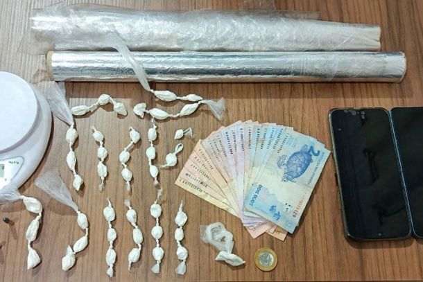 Ao todo, foram apreendidos 41 inv&oacute;lucros de coca&iacute;na, que somaram cerca de 25 gramas, al&eacute;m das muni&ccedil;&otilde;es e dos materiais encontrados. 