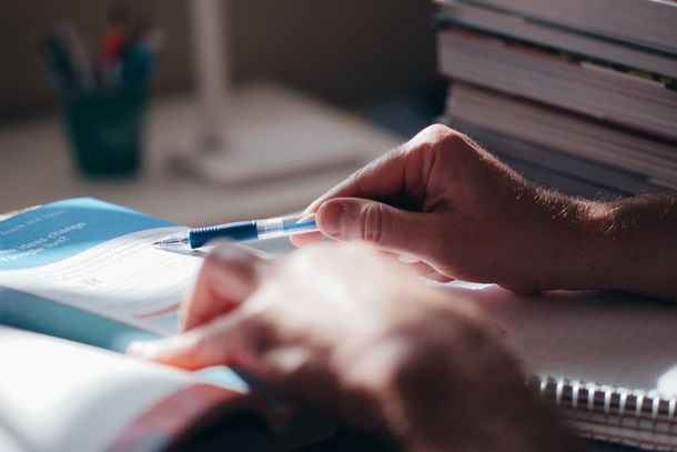 Nova modalidade permite concluir o ensino fundamental ou m&eacute;dio de forma gratuita e com encontros presenciais semanais.