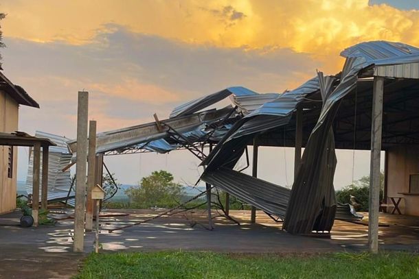 Ventos chegaram a 63 km/h e tamb&eacute;m provocaram estragos em Cafezal do Sul e Cidade Ga&uacute;cha, no Noroeste do Paran&aacute;.