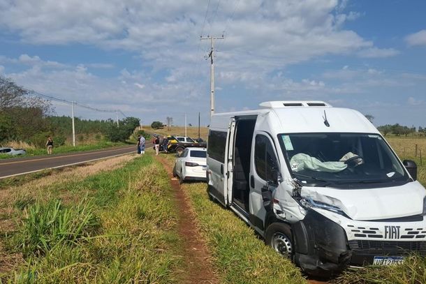 Acidente envolveu uma van e uma caminhonete na manh&atilde; desta sexta-feira (4).