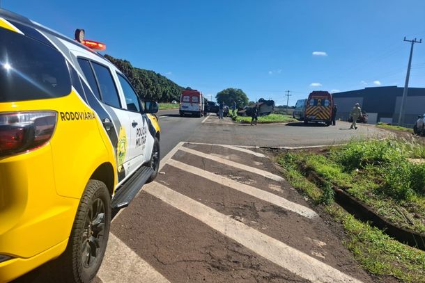 Colis&atilde;o aconteceu durante um retorno na rodovia e provocou o capotamento de um dos ve&iacute;culos.