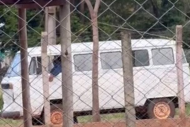 Em uma publica&ccedil;&atilde;o nas redes sociais, a SPAP informou que a mulher retirou o cachorro do ve&iacute;culo sem seguir os protocolos e as orienta&ccedil;&otilde;es da institui&ccedil;&atilde;o. Diante da situa&ccedil;&atilde;o, a entidade acionou a Guarda Municipal, que registrou um boletim de ocorr&ecirc;ncia.