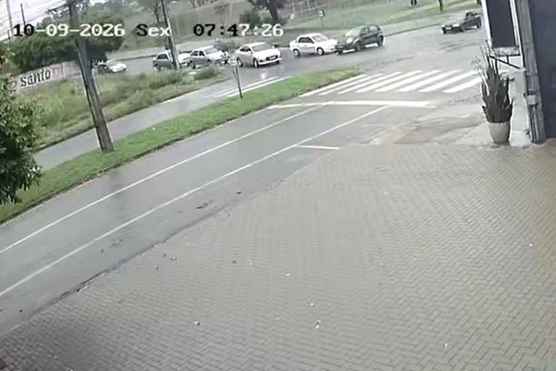 C&acirc;mera registra colis&atilde;o ap&oacute;s avan&ccedil;o de preferencial em cruzamento de Paranava&iacute;; veja o v&iacute;deo.