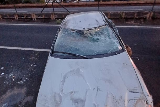  Durante o trajeto, o motorista perdeu o controle da dire&ccedil;&atilde;o, bateu na traseira de um caminh&atilde;o e, na sequ&ecirc;ncia, o carro capotou.