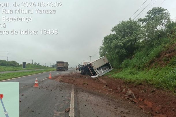 Acidente aconteceu na manh&atilde; desta ter&ccedil;a-feira (6); motorista n&atilde;o ficou ferido.