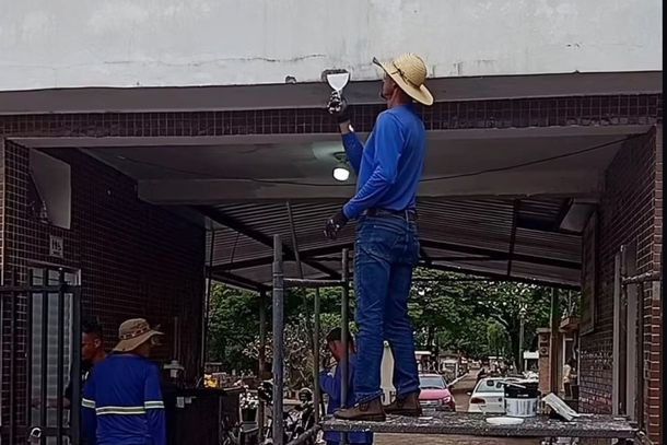 Equipes da Secretaria de Infraestrutura realizaram pintura, retirada de entulhos e recupera&ccedil;&atilde;o de cal&ccedil;adas; obras de acessibilidade tamb&eacute;m est&atilde;o previstas na &aacute;rea externa.