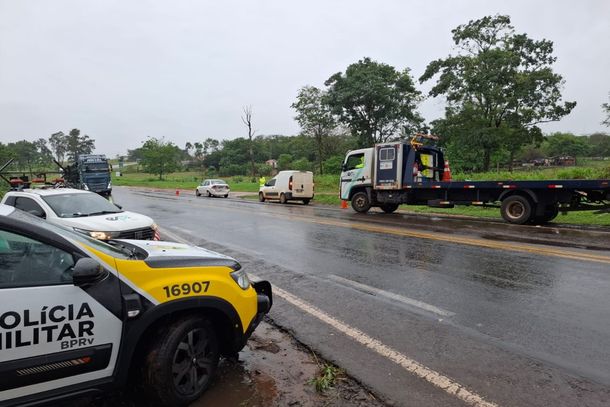 Acidente aconteceu na tarde desta segunda-feira (5), pr&oacute;ximo a uma lombada; condutores fizeram teste do baf&ocirc;metro e resultado foi negativo.