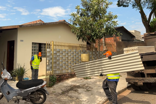 Ventos fortes provocaram queda de &aacute;rvores, destelhamentos e danos em im&oacute;veis; equipes continuam atendendo as &aacute;reas afetadas.
