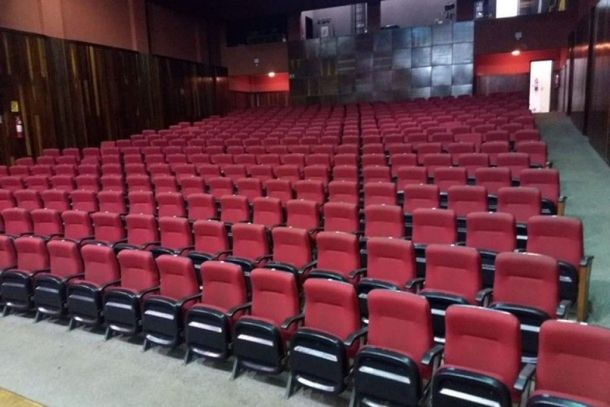 Inaugurado em 2003, o teatro nasceu com a proposta de ampliar o acesso da popula&ccedil;&atilde;o &agrave; arte e oferecer estrutura para apresenta&ccedil;&otilde;es de m&uacute;sica, dan&ccedil;a e teatro.