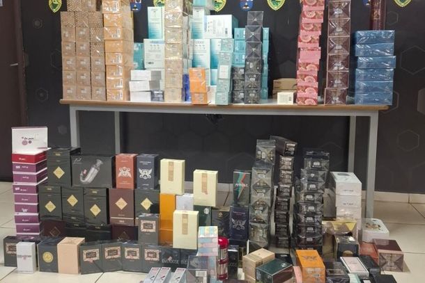 Mercadorias estavam em um Fiat Cronos ocupado por um homem e uma mulher; produtos foram encaminhados ao dep&oacute;sito da Receita Federal.