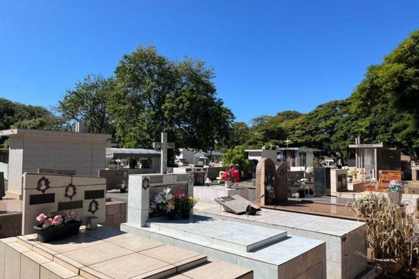 Fam&iacute;lias t&ecirc;m at&eacute; 31 de outubro para fazer reparos em t&uacute;mulos em Paranava&iacute;.