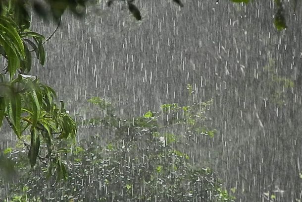 Feriado come&ccedil;a com chuva e instabilidade segue at&eacute; quarta-feira em Paranava&iacute;