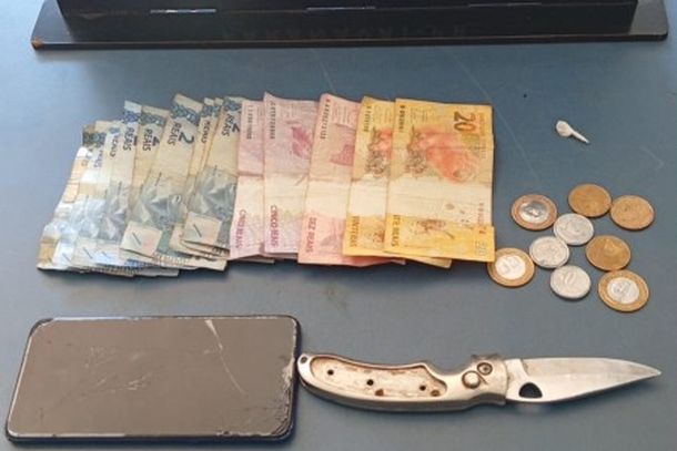 A&ccedil;&atilde;o ocorreu na manh&atilde; de segunda-feira (19); crack, dinheiro e um celular foram apreendidos.