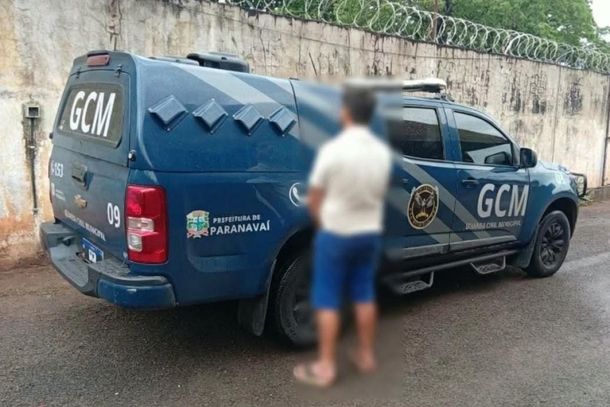 Motorista de 41 anos desobedeceu &agrave; ordem de parada, avan&ccedil;ou sinal vermelho e colocou pedestres em risco durante a fuga.
