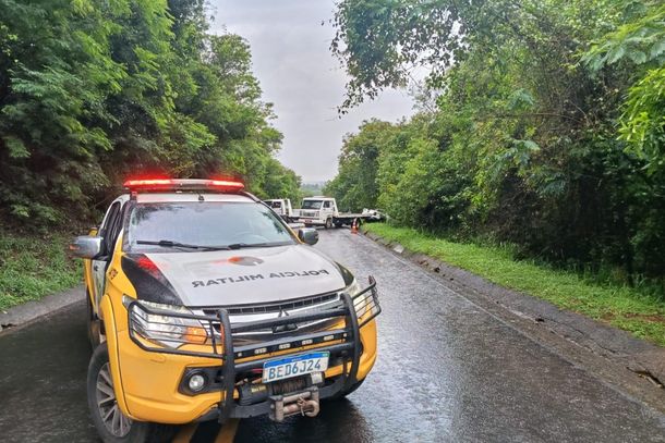 Ve&iacute;culo saiu da pista e bateu contra um barranco e galhos de &aacute;rvores; v&iacute;tima foi encaminhada &agrave; Santa Casa.