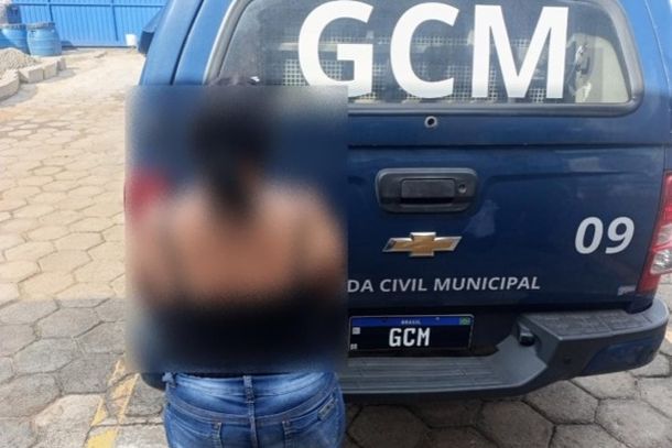 Em consulta ao sistema, foi confirmado que havia um mandado de pris&atilde;o em aberto contra ela. 
