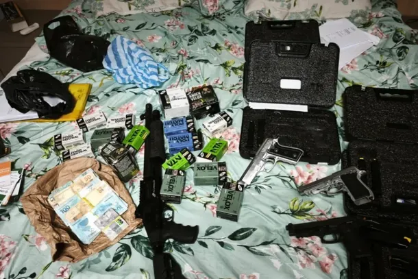 Pol&iacute;cia Civil cumpre mandados em cinco cidades, incluindo Alto Paran&aacute; e Nova Esperan&ccedil;a; Justi&ccedil;a determinou bloqueio de R$ 4,8 milh&otilde;es dos investigados.