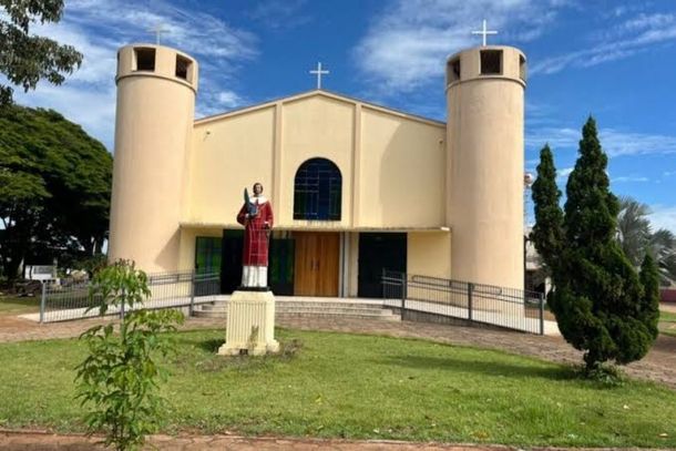 Sacerdote de 55 anos sofreu hematomas e teve o celular roubado; suspeito foi detido por moradores e era foragido do sistema prisional.