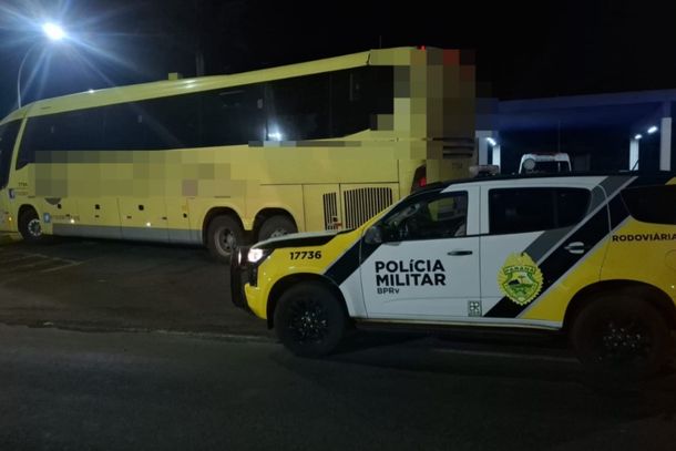 Criminosos armados interceptaram o coletivo e levaram pertences que estavam no bagageiro; dois motoristas e nove passageiros estavam no ve&iacute;culo.