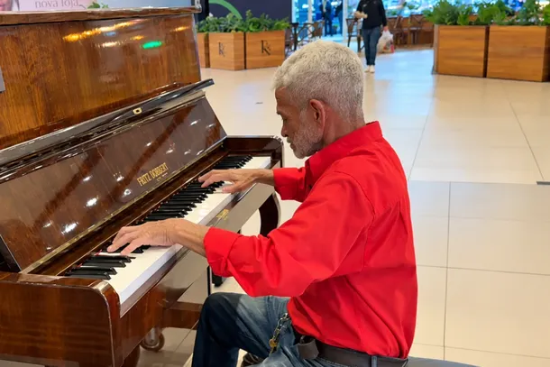 Juvelino Jos&eacute; Dias aprendeu a tocar instrumentos sozinho e mant&eacute;m viva a paix&atilde;o pela m&uacute;sica ao se apresentar no piano do Shopping Cidade Maring&aacute;.