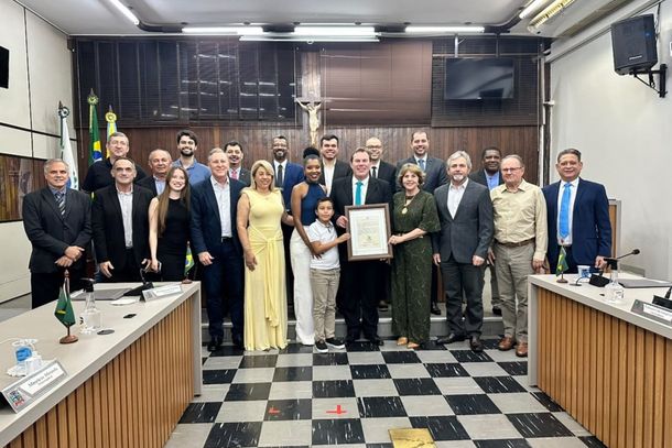 M&aacute;rio H&eacute;lio Louren&ccedil;o de Almeida Filho foi homenageado pela C&acirc;mara Municipal por sua atua&ccedil;&atilde;o na advocacia, no agroneg&oacute;cio e no desenvolvimento regional.