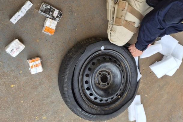 Medicamentos de origem estrangeira eram transportados de forma oculta em ve&iacute;culo que havia sa&iacute;do do Paraguai; motorista foi encaminhado &agrave; Pol&iacute;cia Federal.