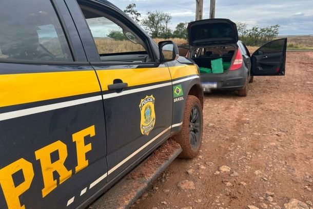  Condutor abandonou o ve&iacute;culo em uma &aacute;rea de banhado e fugiu a p&eacute; em dire&ccedil;&atilde;o a uma mata.
