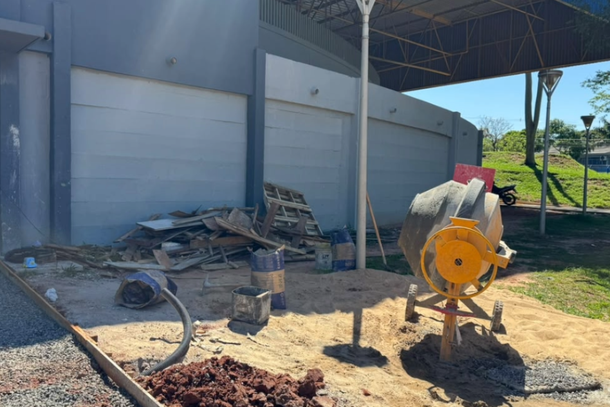 Obra prev&ecirc; melhorias na estrutura, acessibilidade e seguran&ccedil;a do gin&aacute;sio, com conclus&atilde;o prevista para mar&ccedil;o de 2027.