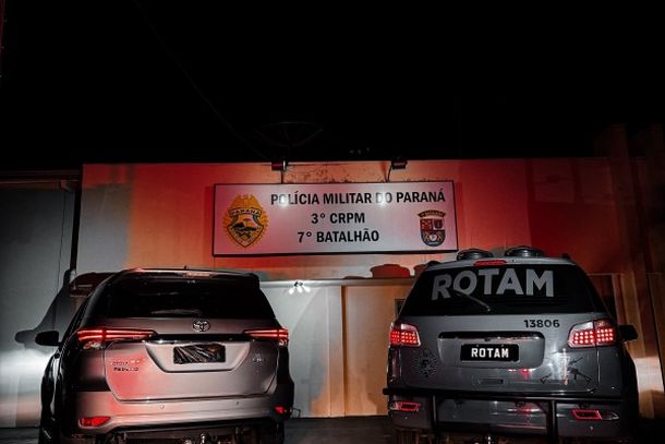 Dois homens, de 22 e 25 anos, foram presos em flagrante; com um deles, os policiais encontraram equipamento para codificar chaves e ferramentas.