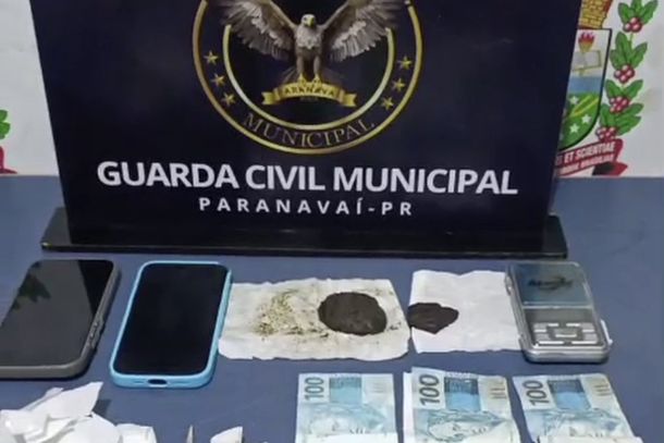 Jovem de 18 anos foi abordado em ve&iacute;culo com por&ccedil;&otilde;es de dry escondidas em compartimento oculto; mais entorpecentes e materiais usados para preparo da droga foram encontrados em uma resid&ecirc;ncia.