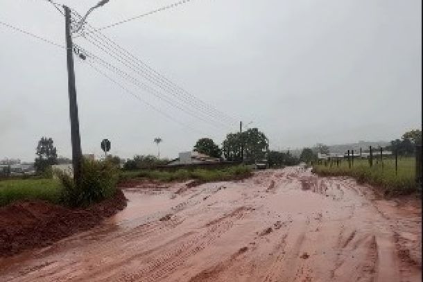 O per&iacute;odo de chuvas intensas tem dificultado a execu&ccedil;&atilde;o dos trabalhos, que dependem de condi&ccedil;&otilde;es adequadas para garantir a seguran&ccedil;a e a qualidade dos reparos. A administra&ccedil;&atilde;o municipal tamb&eacute;m menciona a atua&ccedil;&atilde;o do fen&ocirc;meno El Ni&ntilde;o no contexto clim&aacute;tico.