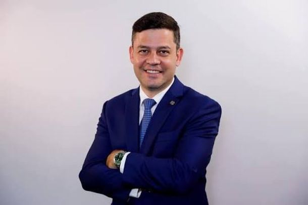 Paranava&iacute; ter&aacute; novamente Ti&atilde;o Medeiros como representante na C&acirc;mara dos Deputados. O parlamentar foi reeleito deputado federal nas Elei&ccedil;&otilde;es 2026 e recebeu 21.553 votos em Paranava&iacute;, al&eacute;m de 85.951 votos em todo o Paran&aacute;.  Ti&atilde;o foi o principal nome escolhido pelos eleitores do munic&iacute;pio para a C&acirc;mara Federal e garantiu mais um mandato em Bras&iacute;lia.  J&aacute; na disputa para deputado estadual, o cen&aacute;rio foi diferente. Dr. Le&ocirc;nidas foi disparado o candidato mais votado em Paranava&iacute;, com 22.460 votos, mas a vota&ccedil;&atilde;o n&atilde;o foi suficiente para garantir uma cadeira direta na Assembleia Legislativa do Paran&aacute;. No total do Estado, ele somou 40.899 votos e ficou como suplente do partido.  Quem Paranava&iacute; mais votou  Entre os candidatos a deputado federal, al&eacute;m de Ti&atilde;o Medeiros, os nomes que receberam mais votos na cidade foram:  Ti&atilde;o Medeiros &mdash; 21.553 votos;  Lucas Barone &mdash; 5.508 votos;  Zeca Dirceu &mdash; 2.671 votos;  Jeffrey Chiquini &mdash; 2.076 votos;  Sargento Fahur &mdash; 1.123 votos;  Ricardo Arruda &mdash; 1.099 votos.  Para deputado estadual, os mais votados em Paranava&iacute; foram:  Dr. Le&ocirc;nidas &mdash; 22.460 votos;  Maria Clara (PSD) &mdash; 4.944 votos;  Beto Vizzotto &mdash; 3.066 votos;  Fran Boni &mdash; 1.779 votos;  Lu&iacute;s Corti &mdash; 1.733 votos;  Soldado Adriano &mdash; 932 votos.  Vota&ccedil;&atilde;o expressiva, mas sem cadeira  O caso de Dr. Le&ocirc;nidas chama aten&ccedil;&atilde;o porque ele recebeu uma vota&ccedil;&atilde;o expressiva dentro de Paranava&iacute; e foi o candidato a deputado estadual mais votado no munic&iacute;pio.  No entanto, nas elei&ccedil;&otilde;es proporcionais, a defini&ccedil;&atilde;o das cadeiras da Assembleia leva em considera&ccedil;&atilde;o o desempenho dos partidos e federa&ccedil;&otilde;es em todo o Estado. Por isso, ser o candidato mais votado em Paranava&iacute; n&atilde;o significa, necessariamente, conquistar uma cadeira na Assembleia.  Assim, entre os nomes mais votados pelos eleitores de Paranava&iacute;, Ti&atilde;o Medeiros &eacute; quem efetivamente garantiu um novo mandato federal, enquanto Dr. Le&ocirc;nidas permanece na condi&ccedil;&atilde;o de suplente para o cargo de deputado estadual.