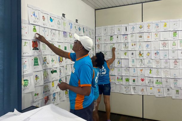 Membros da Comiss&atilde;o avaliam desenhos inscritos