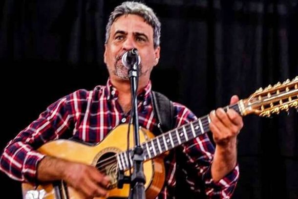 O m&uacute;sico penapolense Cezar Sulini se apresenta hoje a partir das 17h
