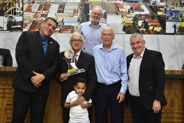Jo&atilde;o Castilho, ao lado de seu irm&atilde;o Ricardo Castilho, recebeu a Medalha Rui Barbosa atrav&eacute;s do presidente da OAB de Pen&aacute;polis, Evandro Bertaglia e do vereador Paulinho do Esporte.