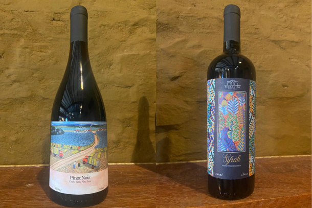 Pinot Noir, com obra de Grauben de Monte Lima (&agrave; esq.) e Syrah com obra de Agostinho Bastista de Freitas (&agrave; dir.)