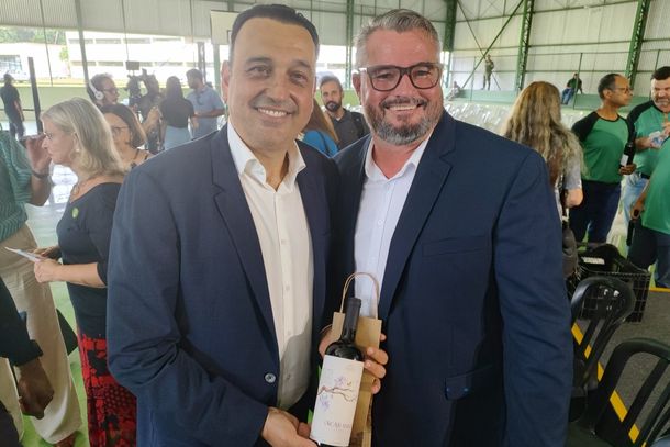 Fel&iacute;cio Ramuth (&agrave; esq.), governador em exerc&iacute;cio, recebe de F&aacute;bio Ferracini um vinho penapolense.