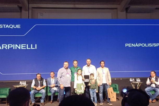 O agricultor penapolense Danilo Parpinelli Grieger recebeu uma homenagem como &ldquo;Produtor Destaque&rdquo;