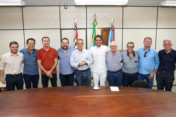 Estavam presentes o  prefeito Ca&iacute;que Rossi, na presen&ccedil;a de secret&aacute;rios municipais e vereadores 